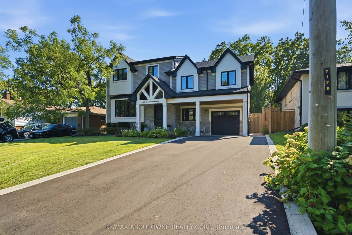 438 Southland Crescent, Oakville, ON L6L 3N8