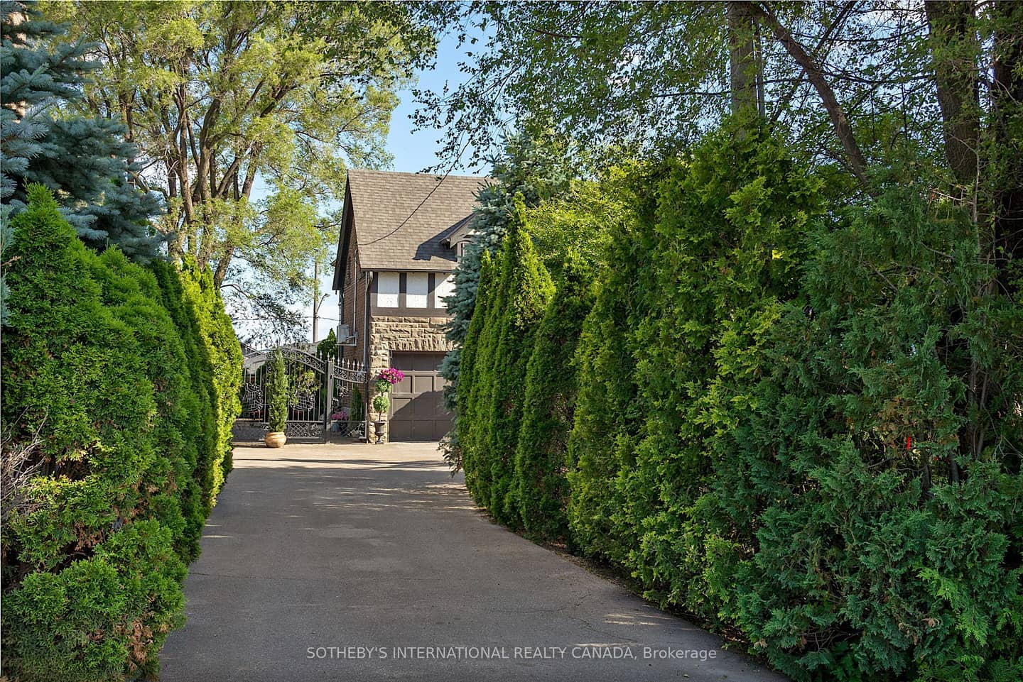 4009 Bloor Street W, Toronto, ON M9B 1M4