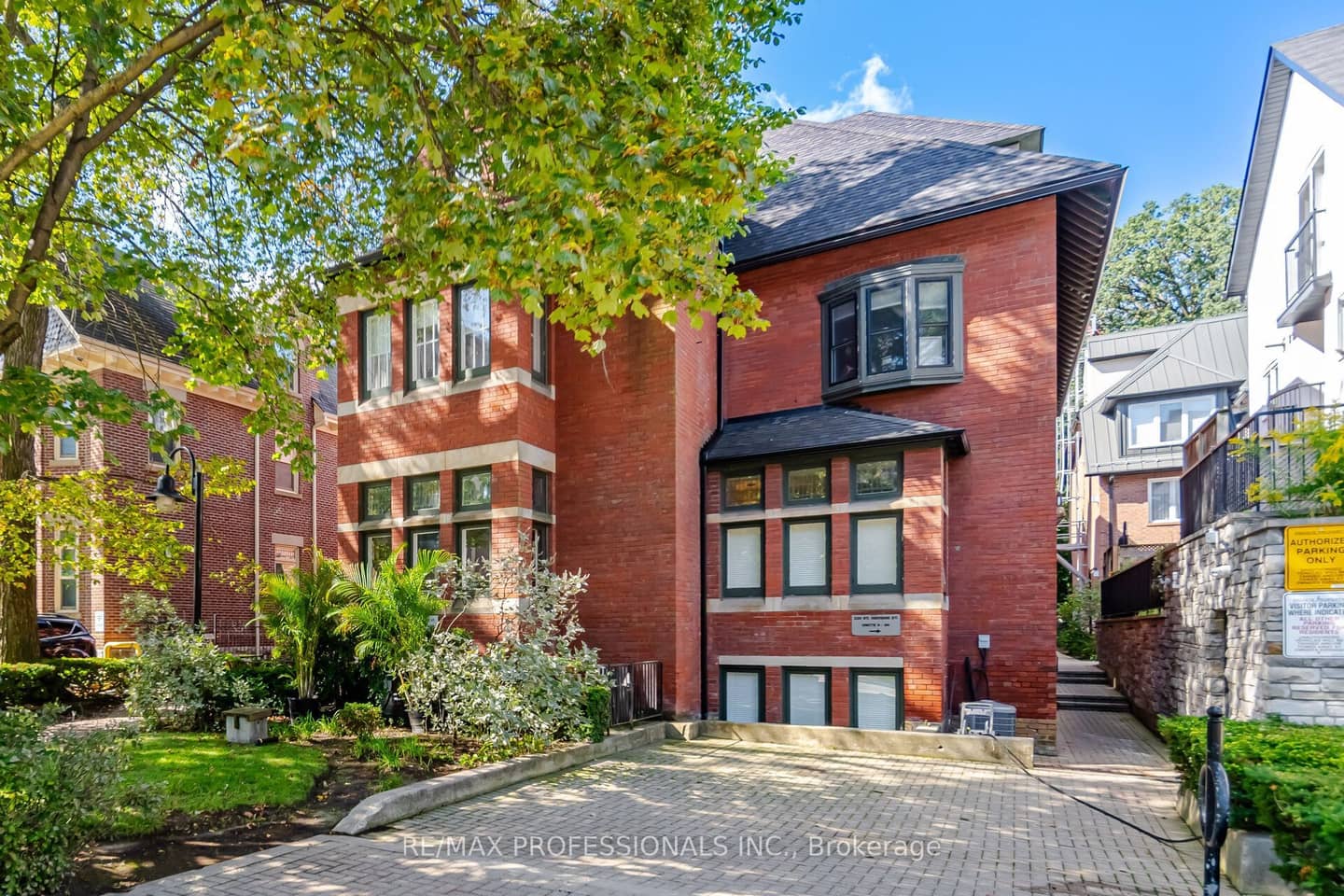 228 St George Street 10, Toronto, ON M5R 2N5