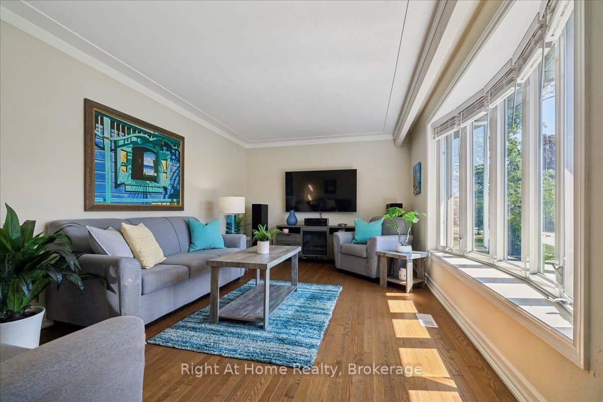 275 Kent Crescent, Burlington, ON L7L 4T2
