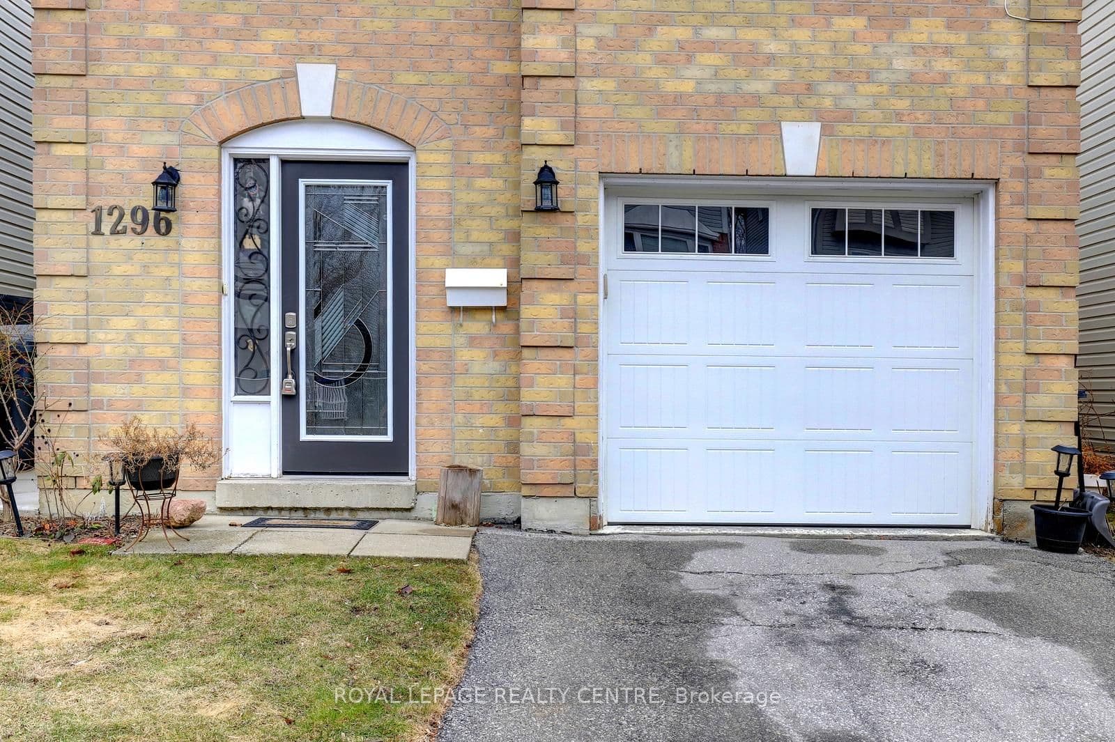 1296 Woodhill Court, Mississauga, ON L5E 3H1