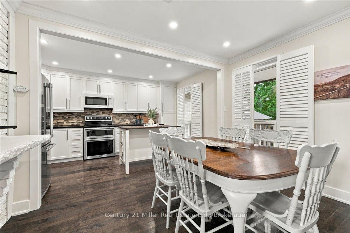 37 Tulip Street S, Oakville, ON L6L 3V3
