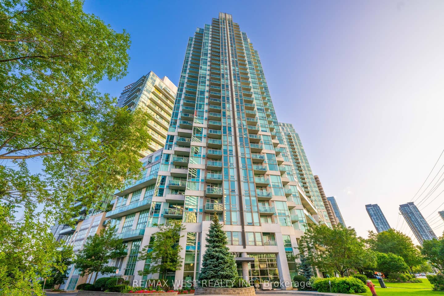 220 Burnhamthorpe Road W 1710, Mississauga, ON L5B 4N4