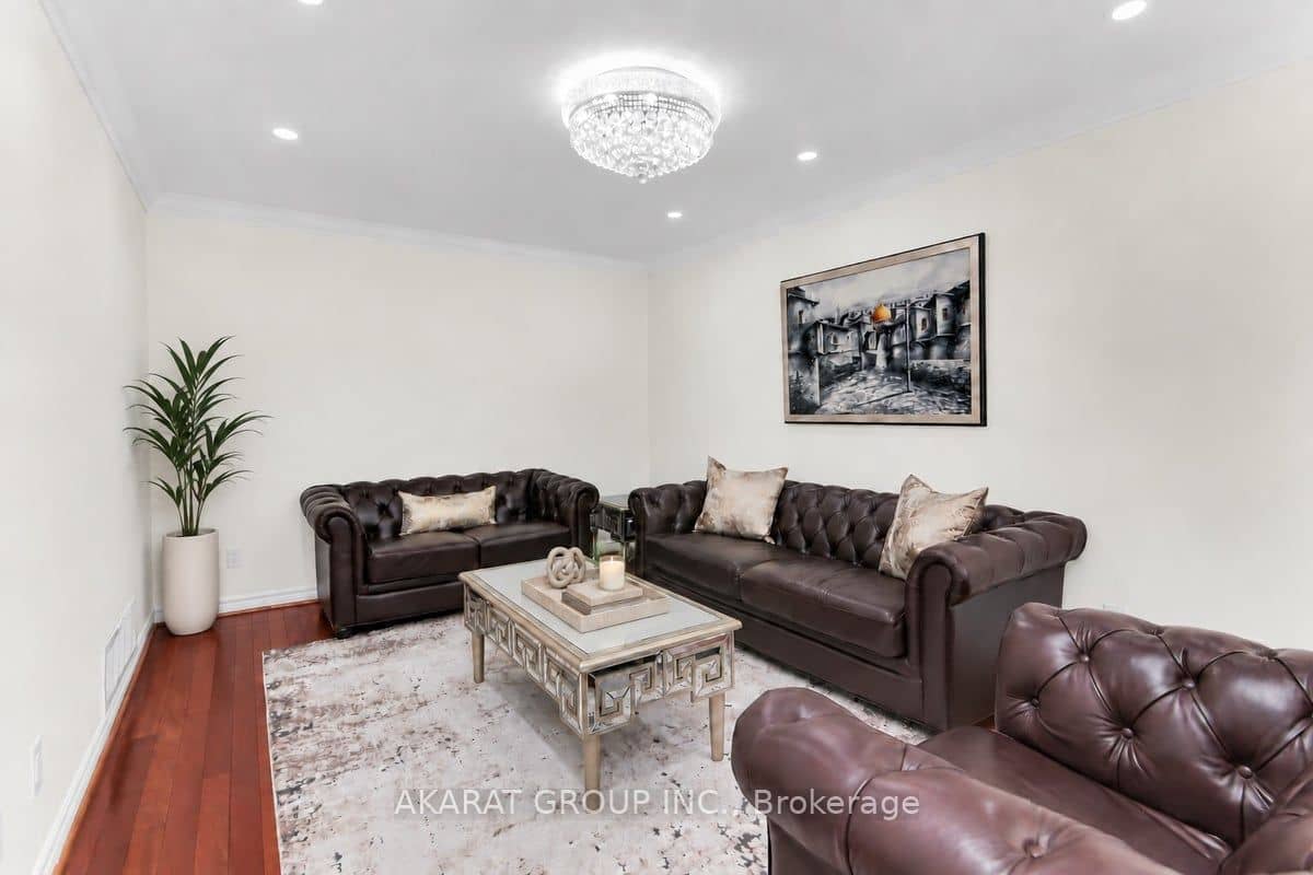6907 Gracefield Drive, Mississauga, ON L5N 6T7