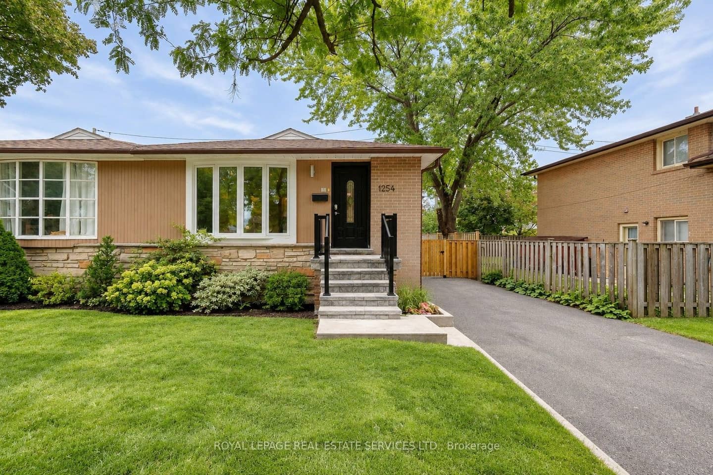 1254 Napier Crescent, Oakville, ON L6H 2A4