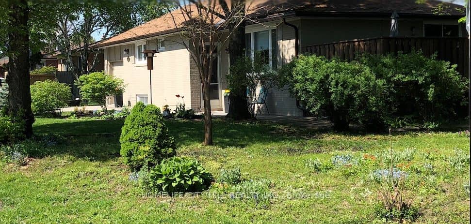 23 Bentley Drive, Toronto, ON M8Z 3M2
