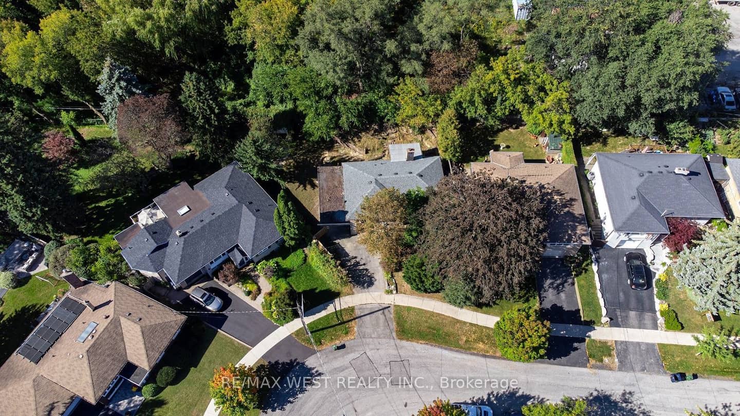 39 Mcmanus Road, Toronto, ON M9P 2J9