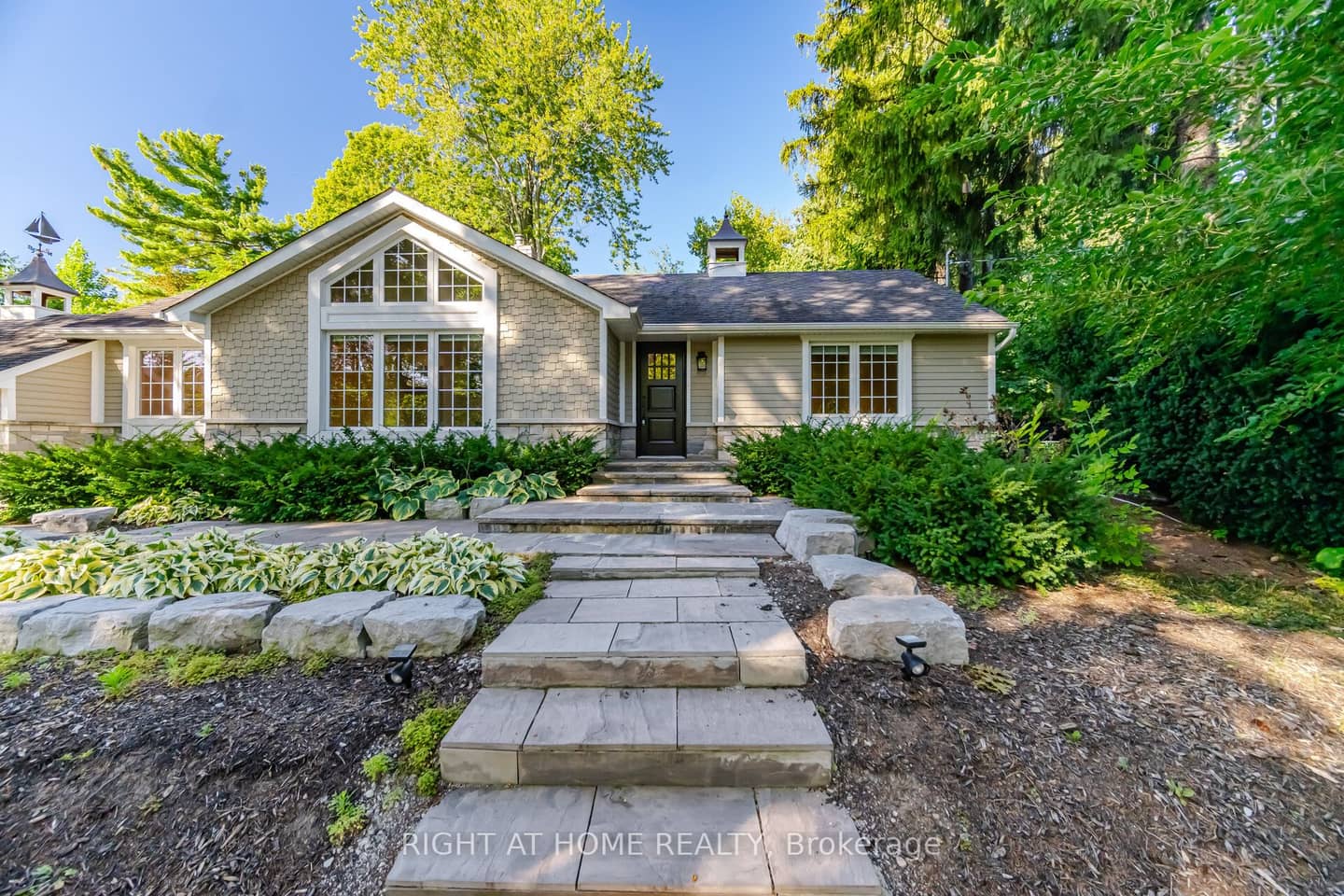 1037 Lakeshore Road W, Oakville, ON L6L 1E7