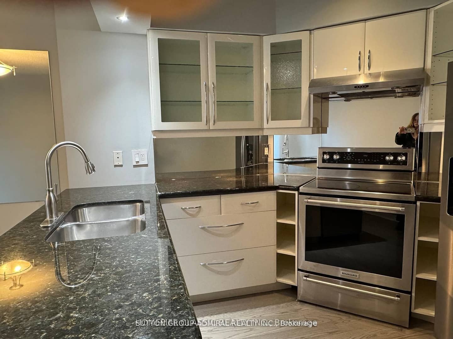 909 Bay Street 905, Toronto, ON M5S 3G2
