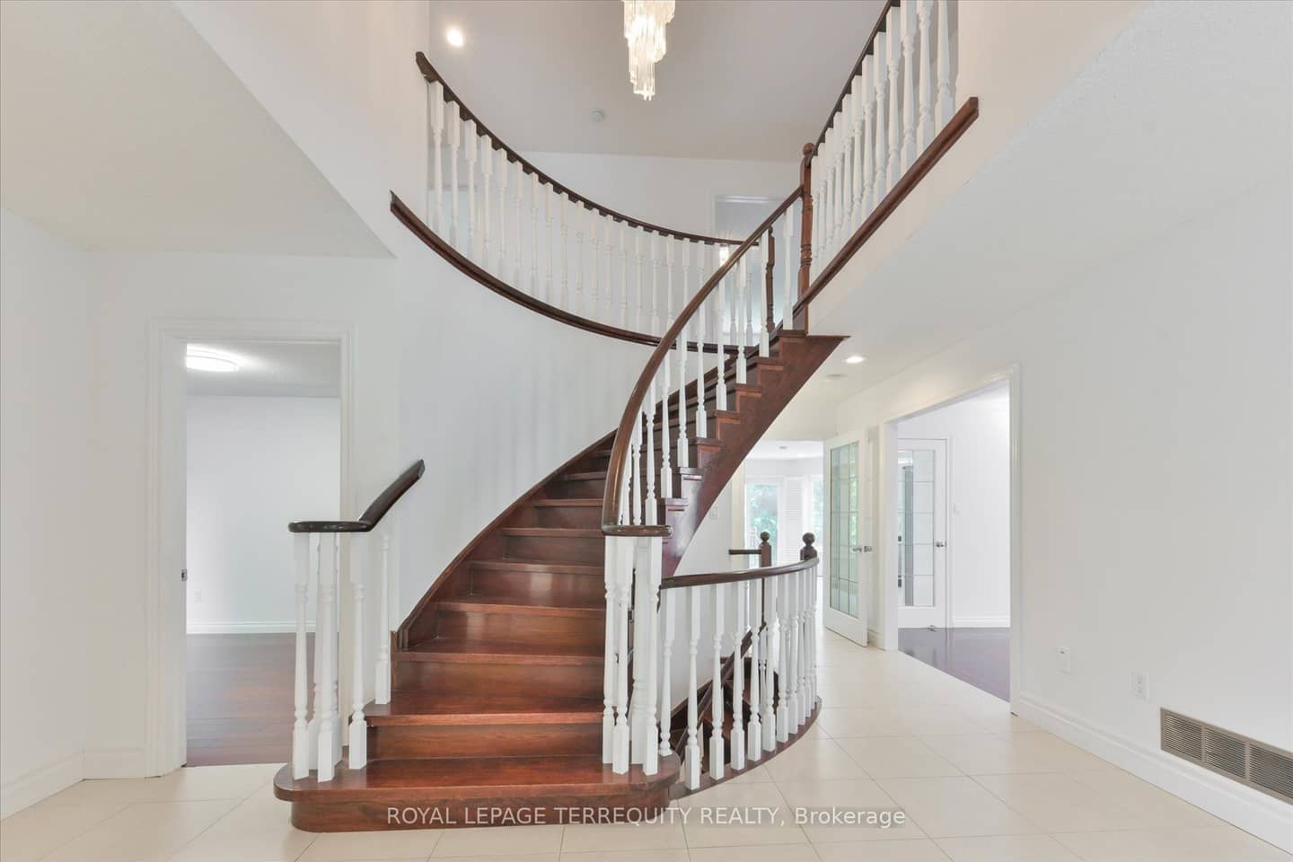 2216 Dunvegan Avenue, Oakville, ON L6J 6P7