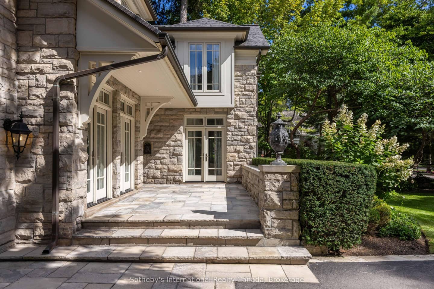 1073 Lakeshore Road E, Oakville, ON L6J 1K9