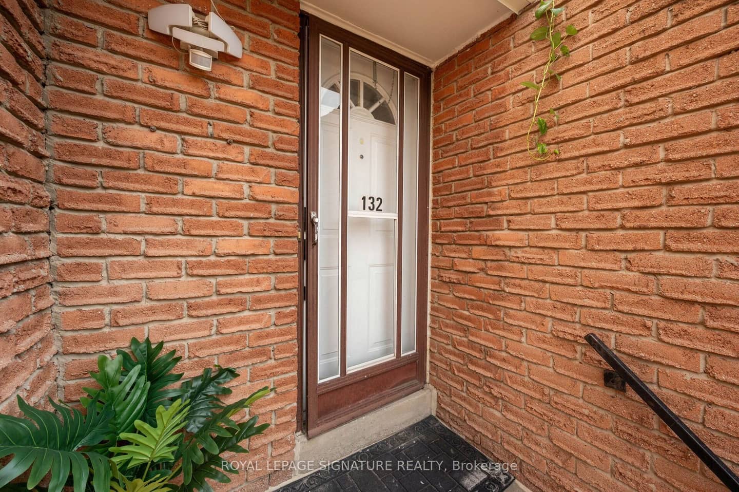 1221 Dundix Road 132, Mississauga, ON L4Y 3Y9
