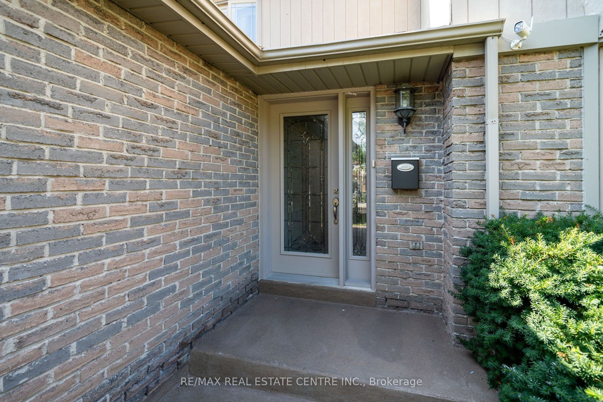 44 Madelaine Crescent, Brampton, ON L6S 2Y9