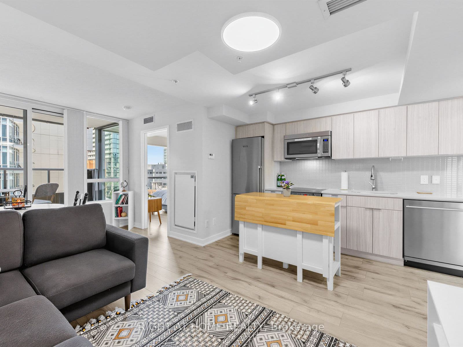 295 Adelaide Street W 1210, Toronto, ON M5V 0L4