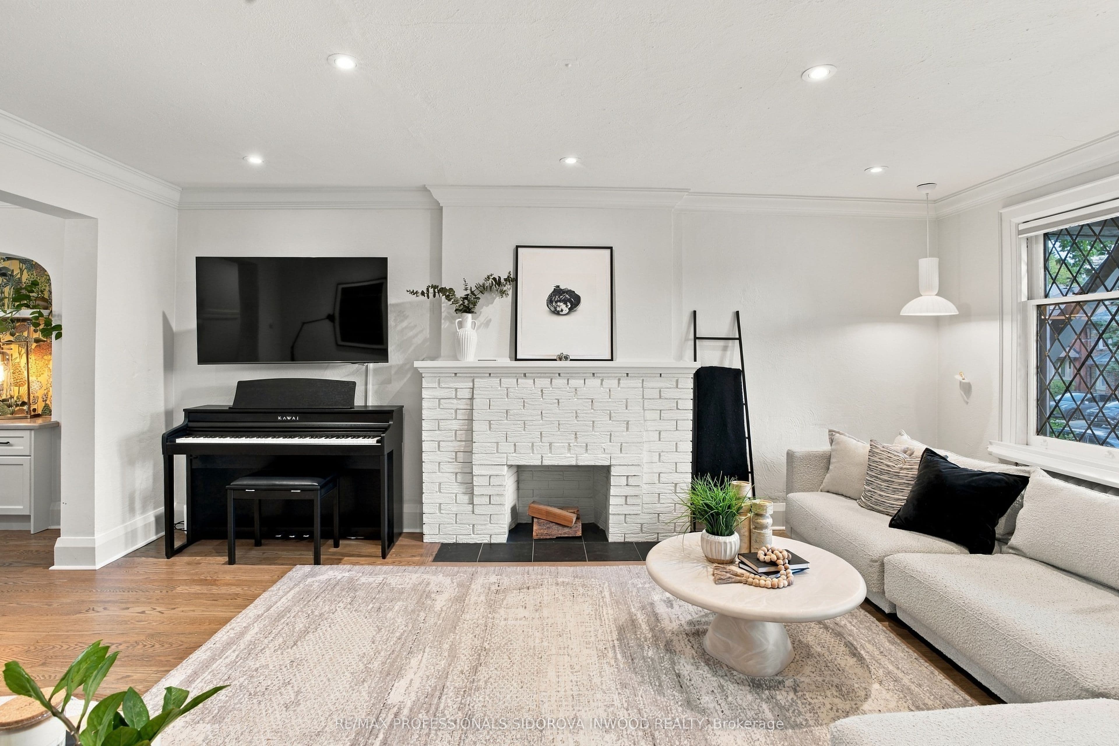 26 Larkin Avenue, Toronto, ON M6S 1L8