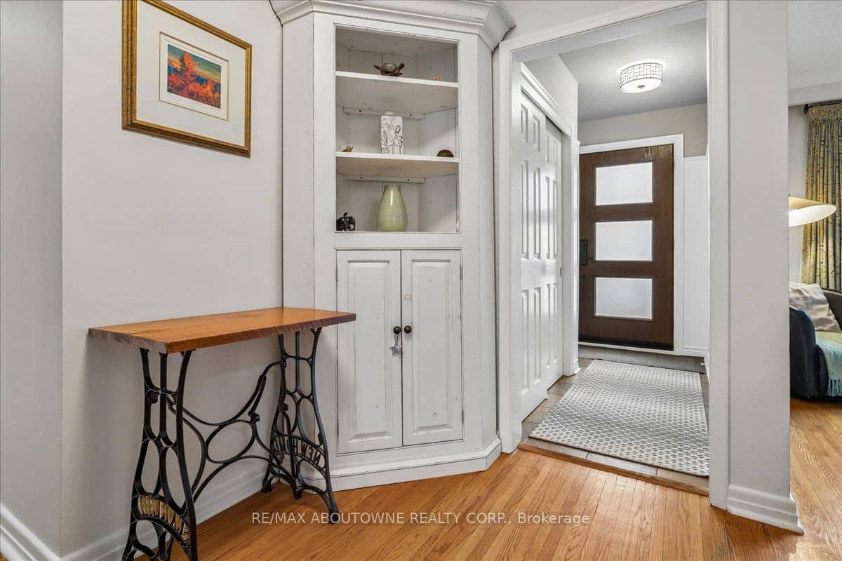 316 River Side Drive, Oakville, ON L6K 3N4