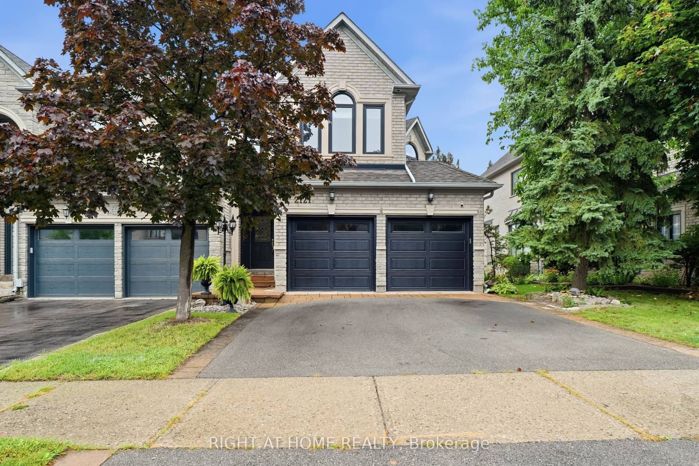 2121 Pinevalley Crescent, Oakville, ON L6H 6L7