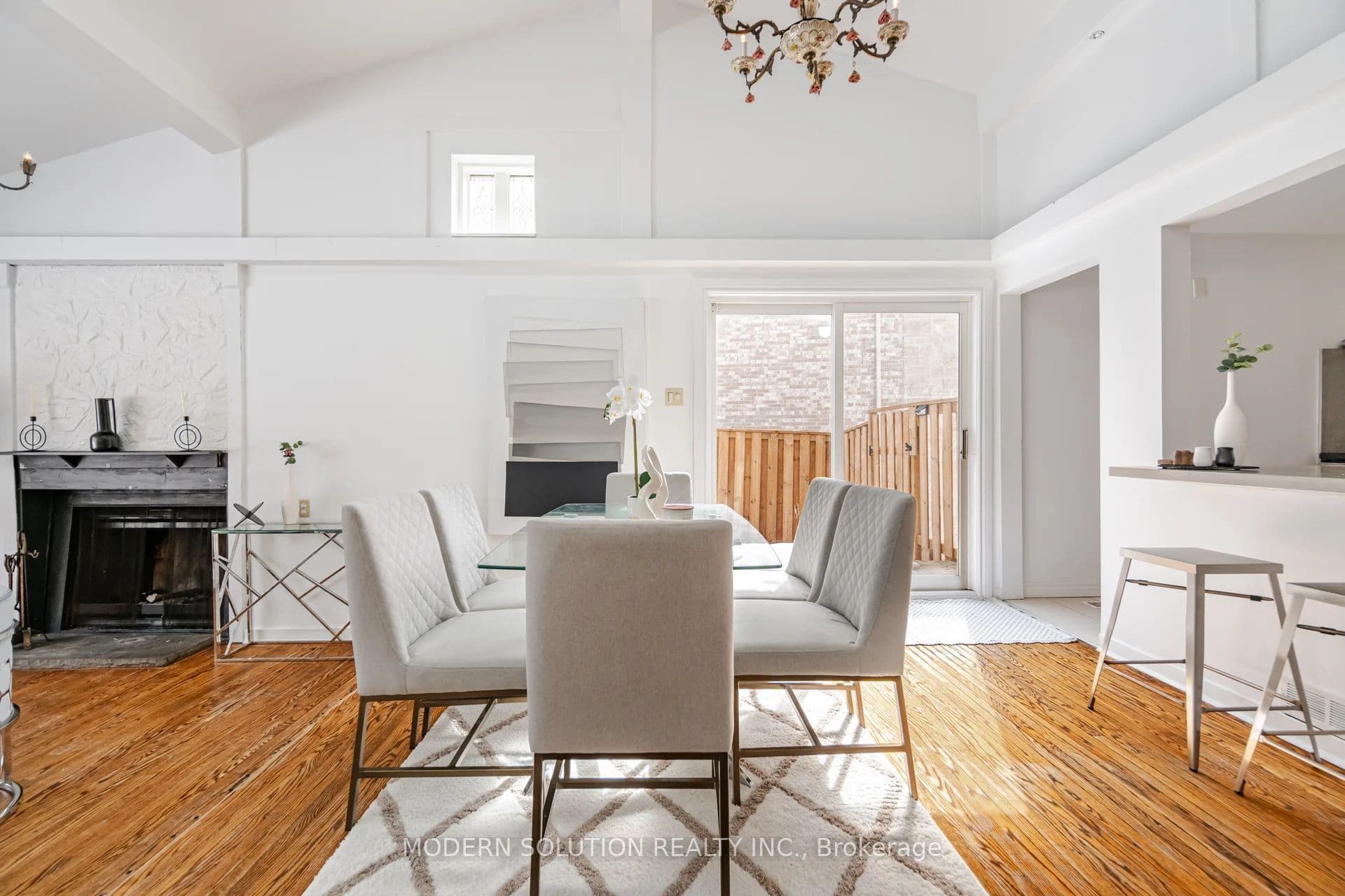 2557 Mindemoya Road, Mississauga, ON L5C 2R1