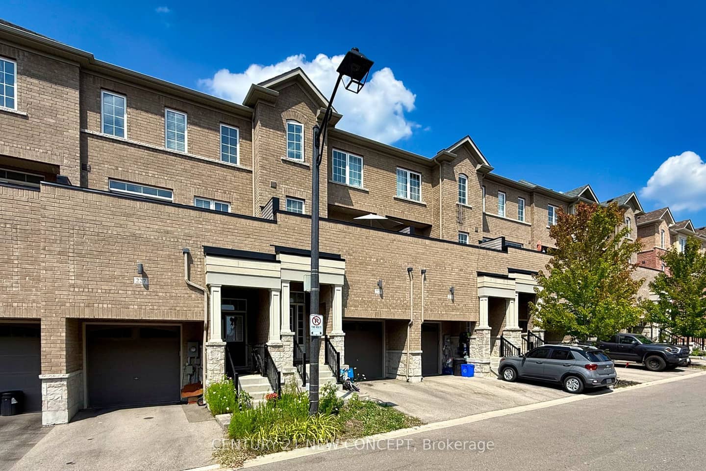 227 Harding Park Street, Newmarket, ON L3Y 0E3