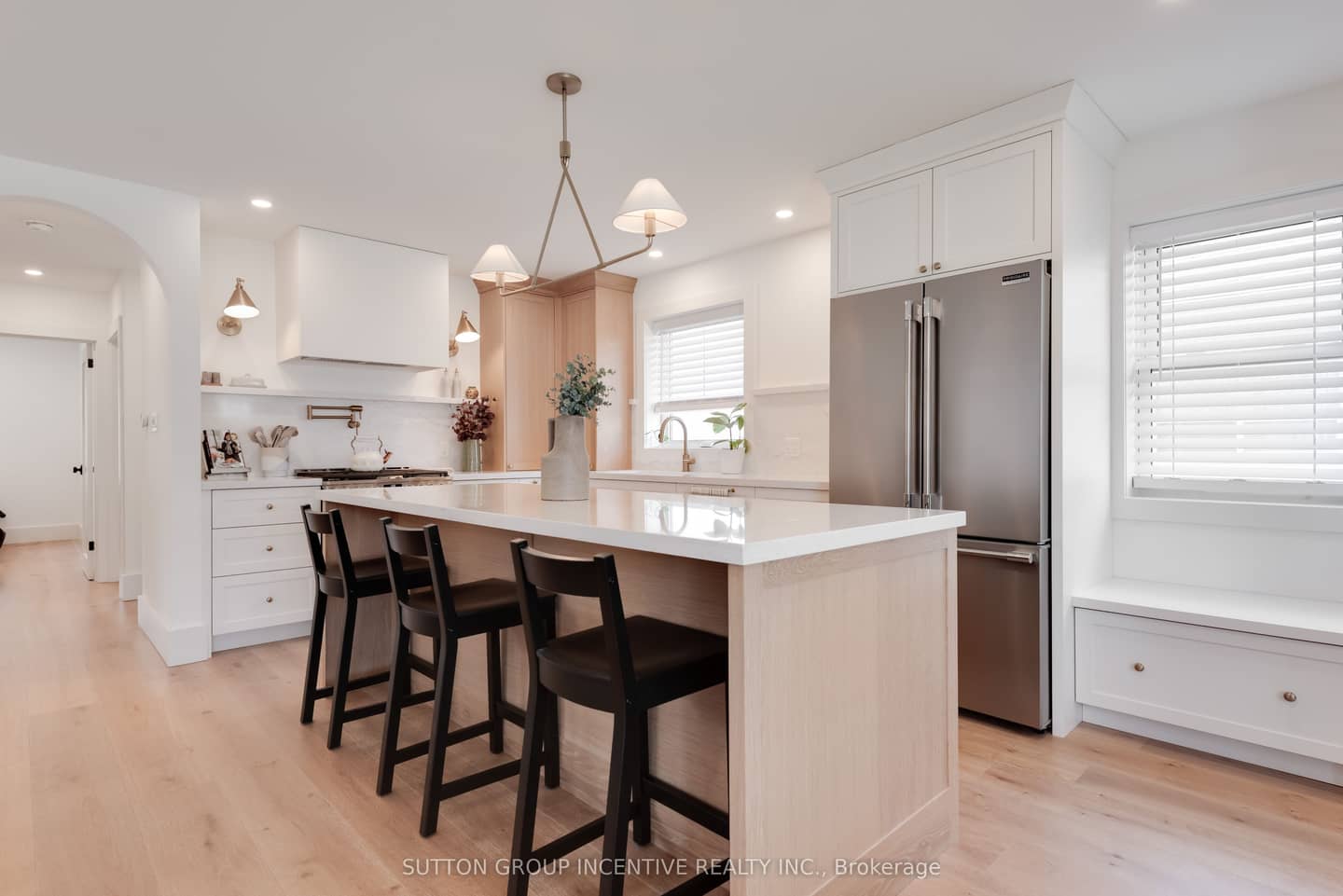 16 Robindale Avenue, Toronto, ON M8W 4A9