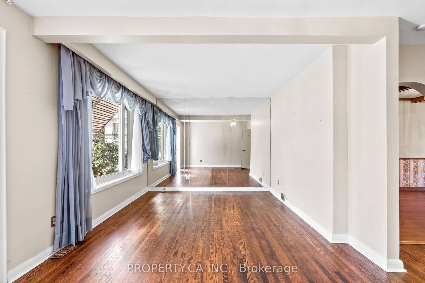 16 Warren Crescent, Toronto, ON M6S 4S2