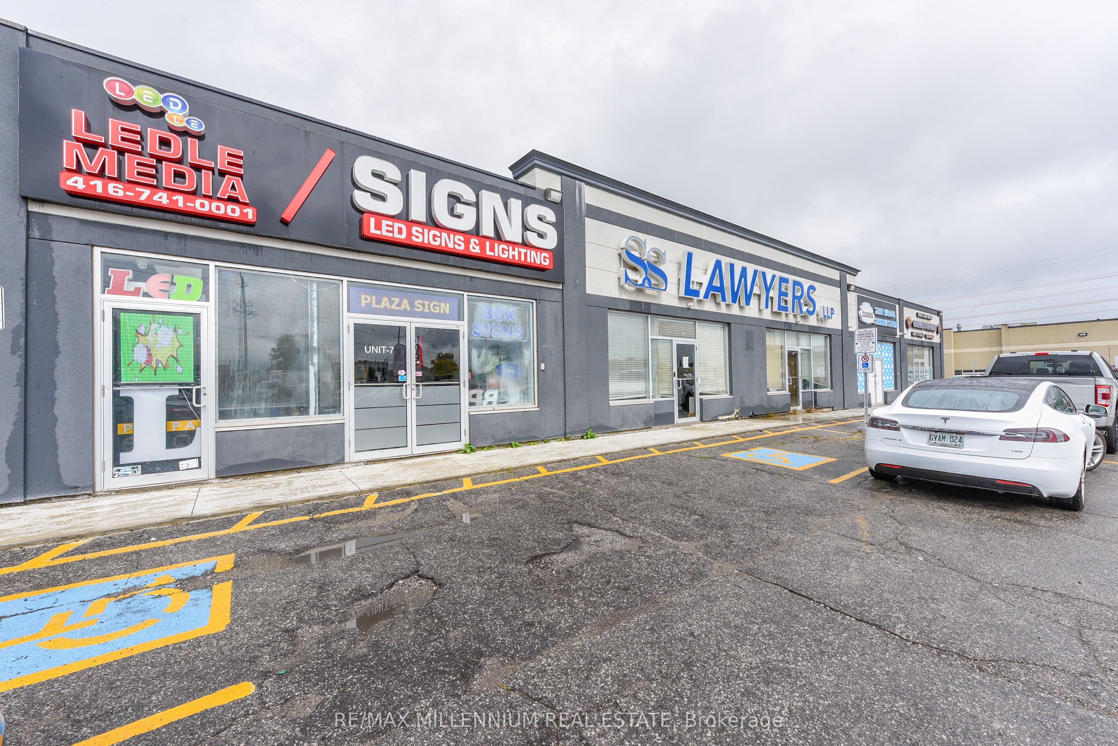1780 Albion Road 7, Toronto, ON M9V 1C1