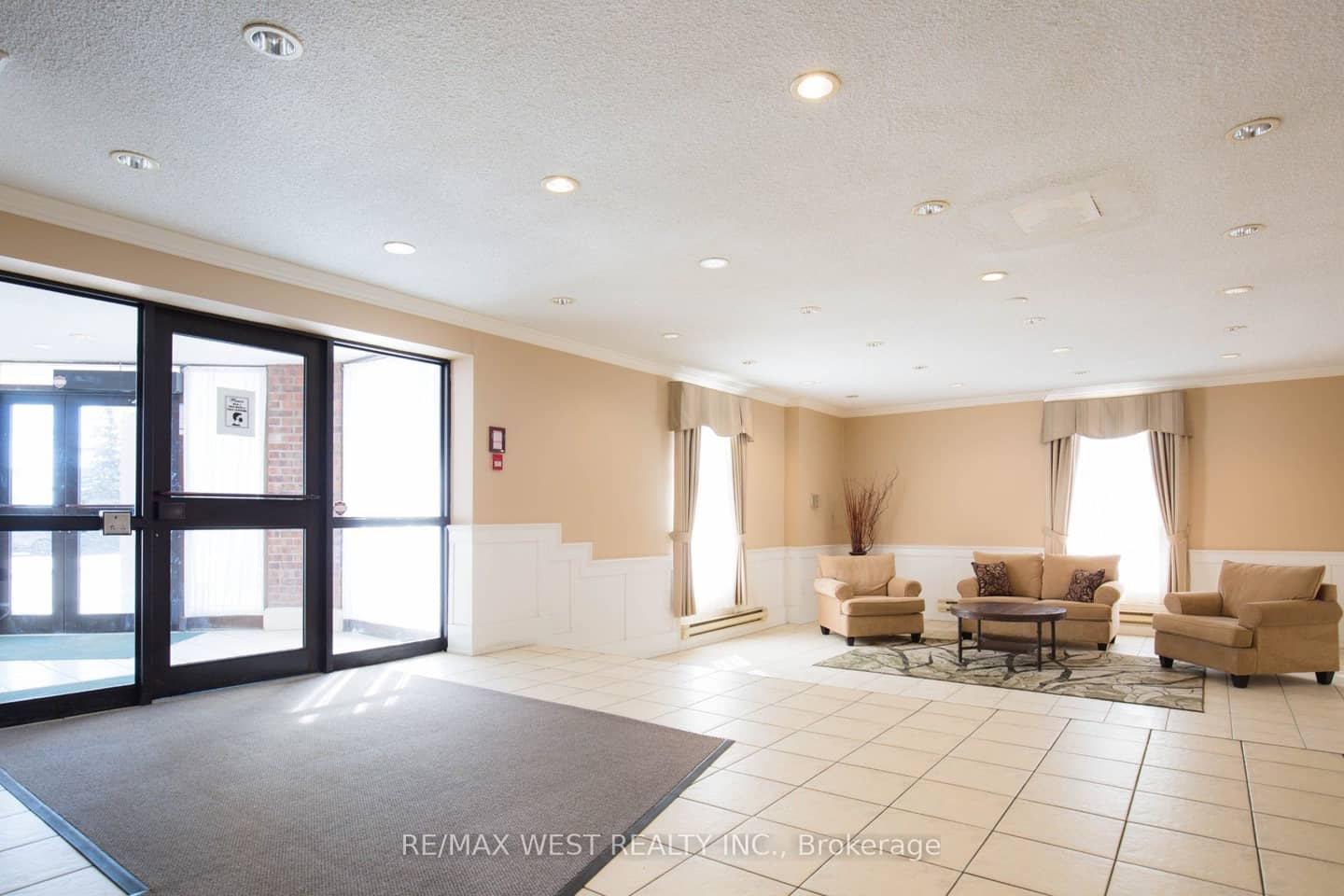 3025 Queen Frederica Drive 1503, Mississauga, ON L4Y 3A1