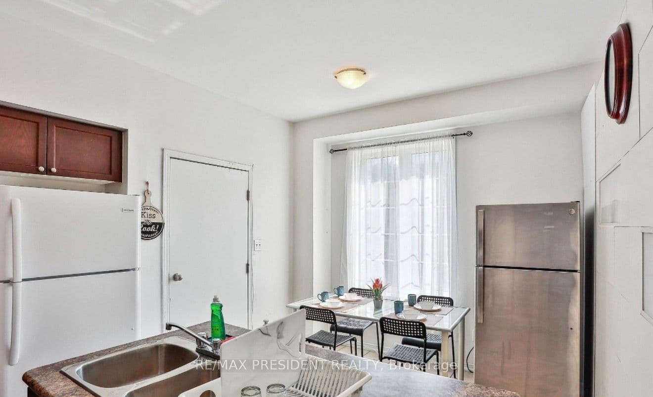 3 Herzberg Gardens, Toronto, ON M3J 3P5