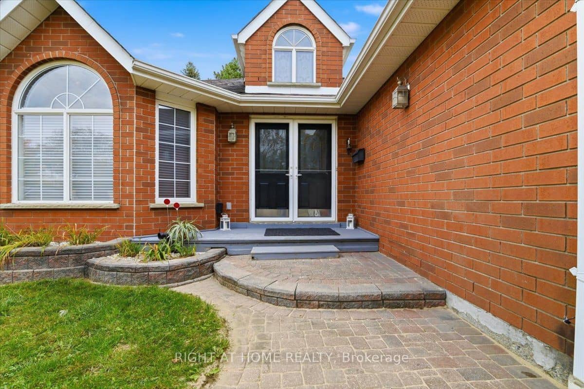 5 St John's Court, Uxbridge, ON L9P 1M3