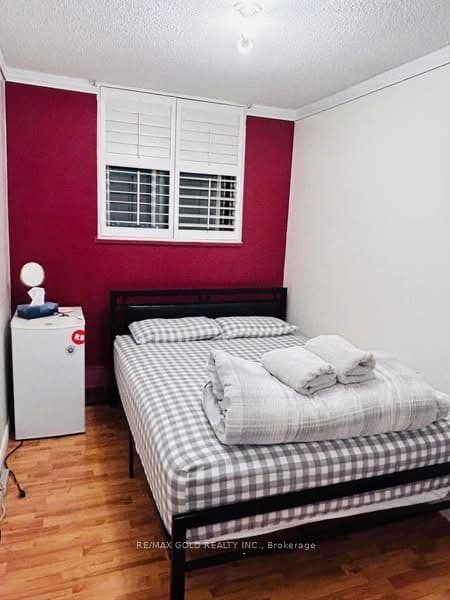 50 Lotherton Pathway 815, Toronto, ON M6B 2G8