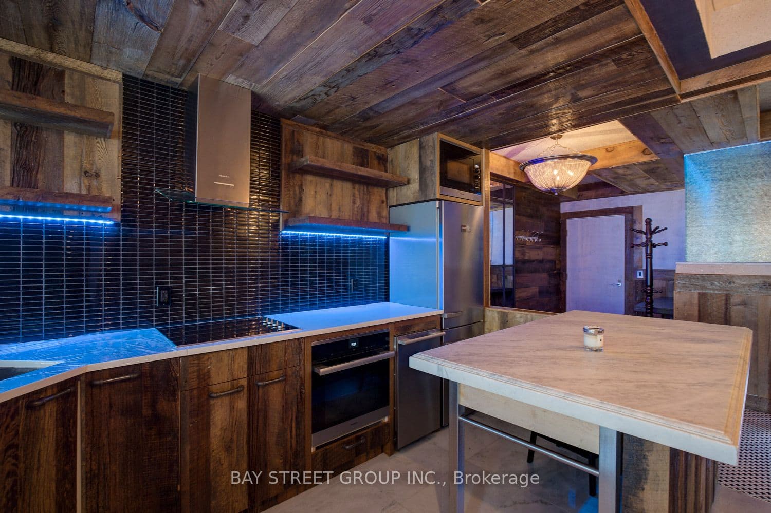 68 Yorkville Avenue 301, Toronto, ON M5R 3V7