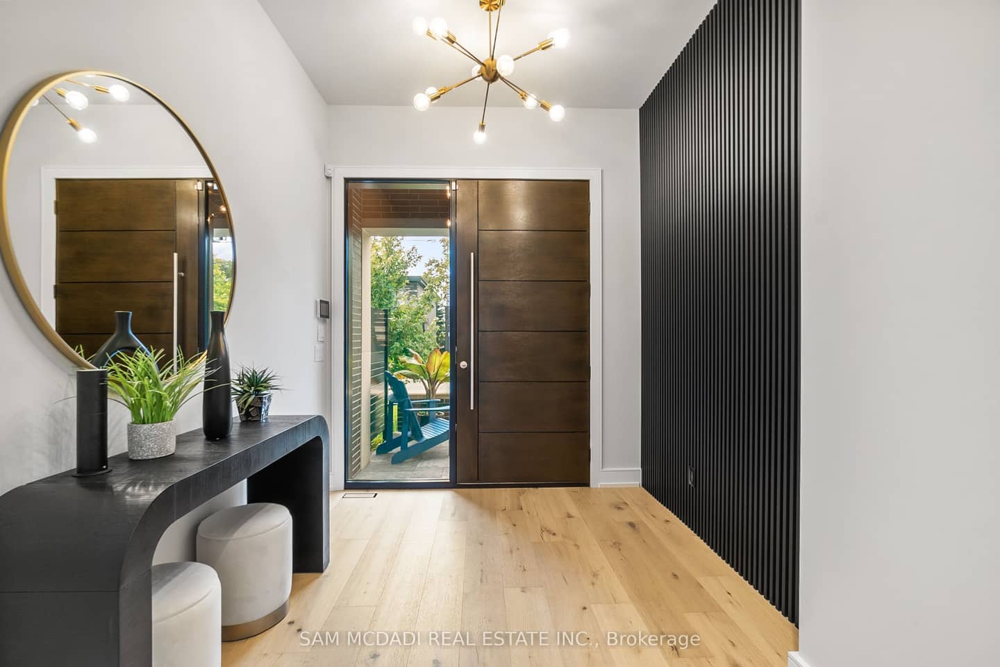 39 Oakwood Avenue N, Mississauga, ON L5G 3L8