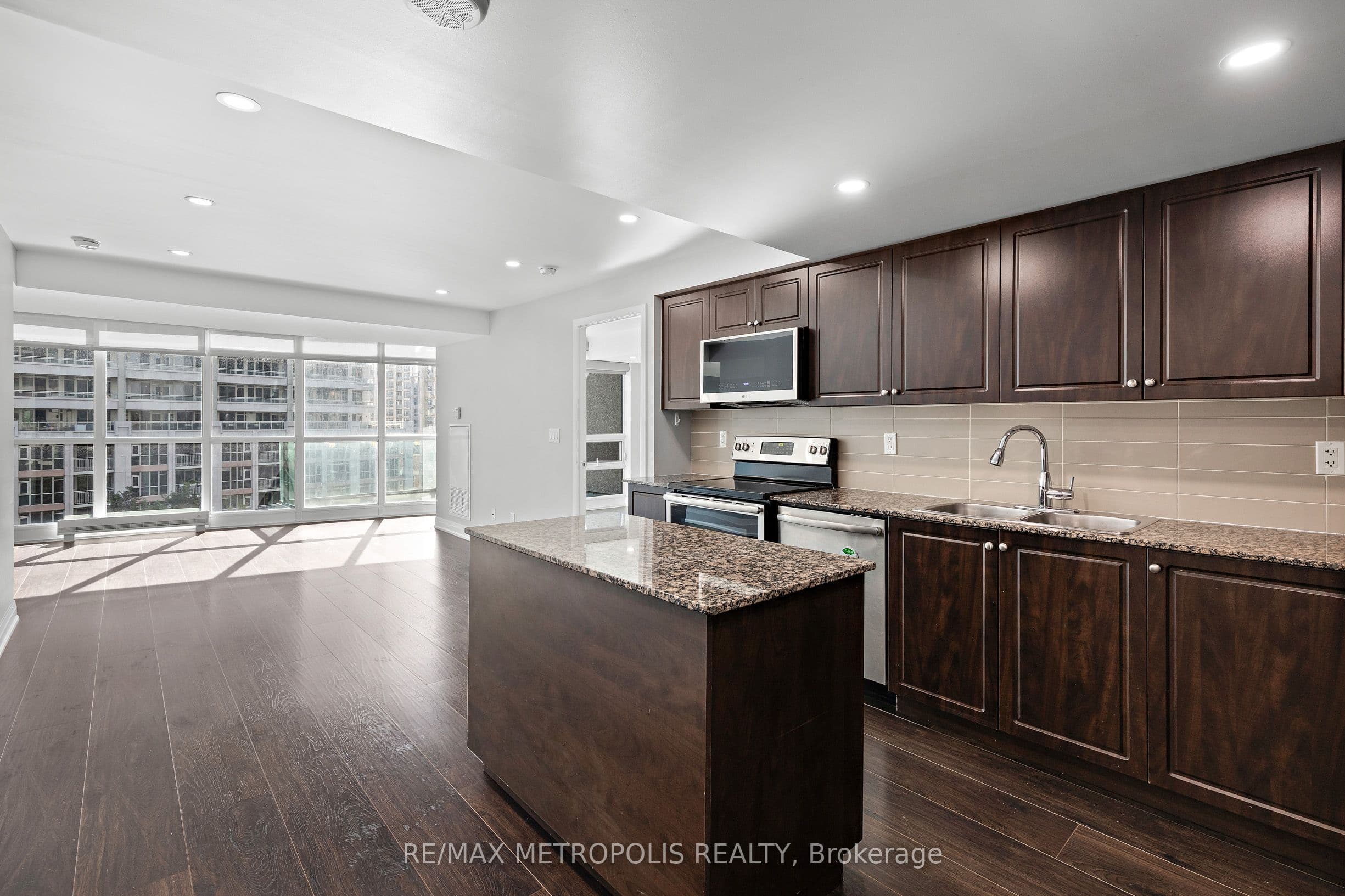 209 Fort York Boulevard 678, Toronto, ON M5V 4A1