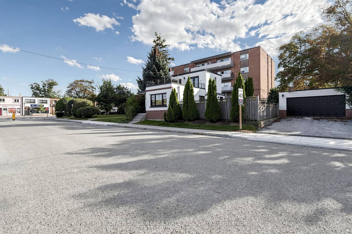 298 Lakeshore Road E, Mississauga, ON L5G 1H2