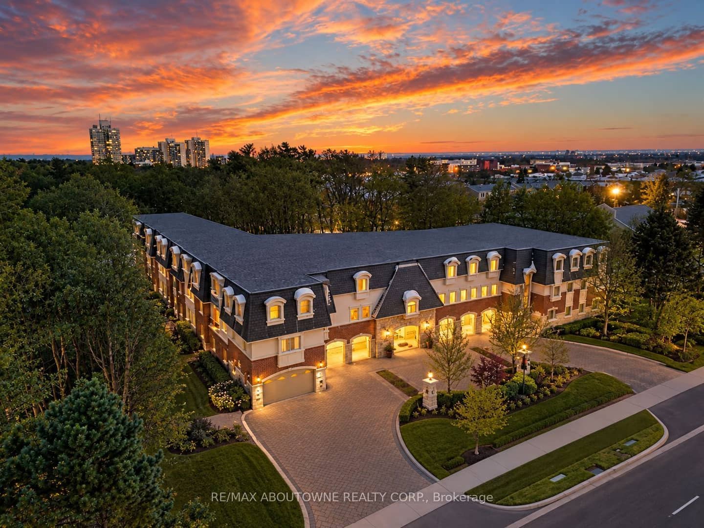 390 Upper Middle Road 301, Oakville, ON L6H 0A5