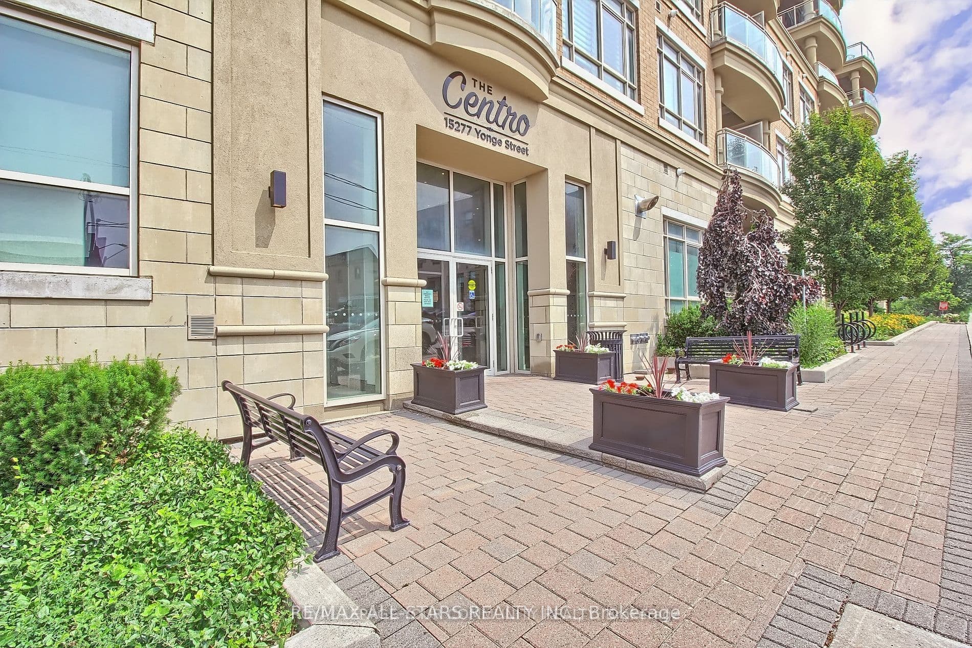 15277 Yonge Street S 609, Aurora, ON L4G 1Y3