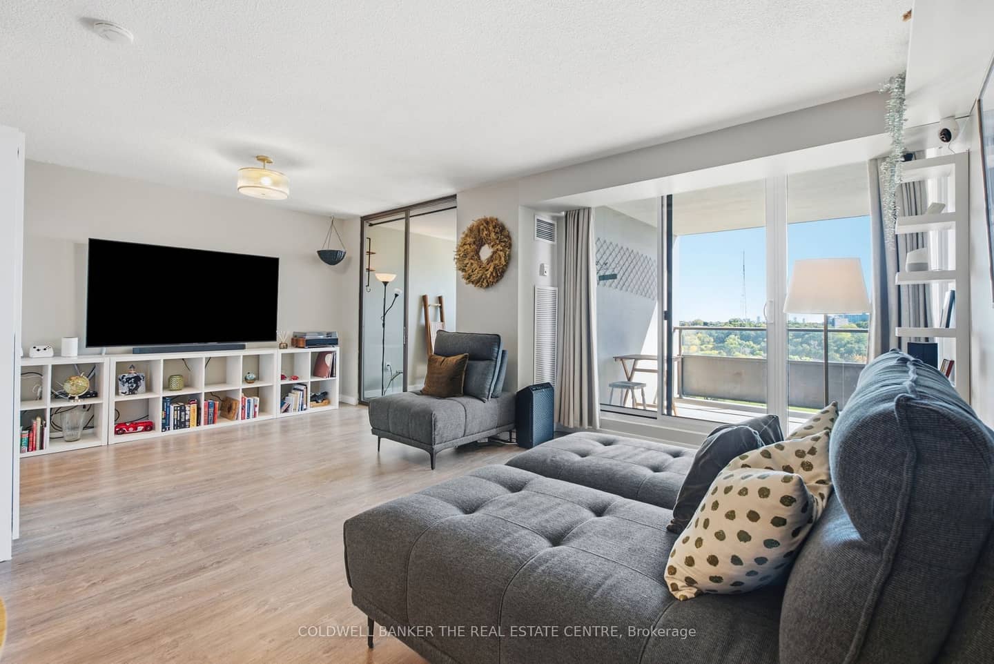 75 Emmett Avenue 907, Toronto, ON M6M 5A7