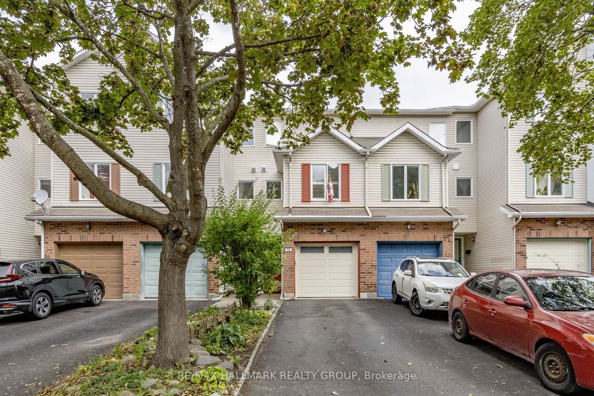 15 Provender Avenue, Manor Park - Cardinal Glen and Area, ON K1K 4N3