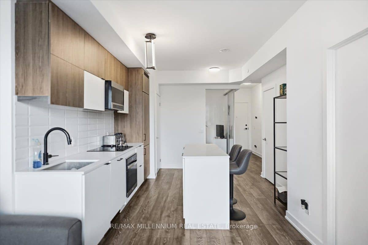 8888 YONGE Street 219, Richmond Hill, ON L4C 6Z1