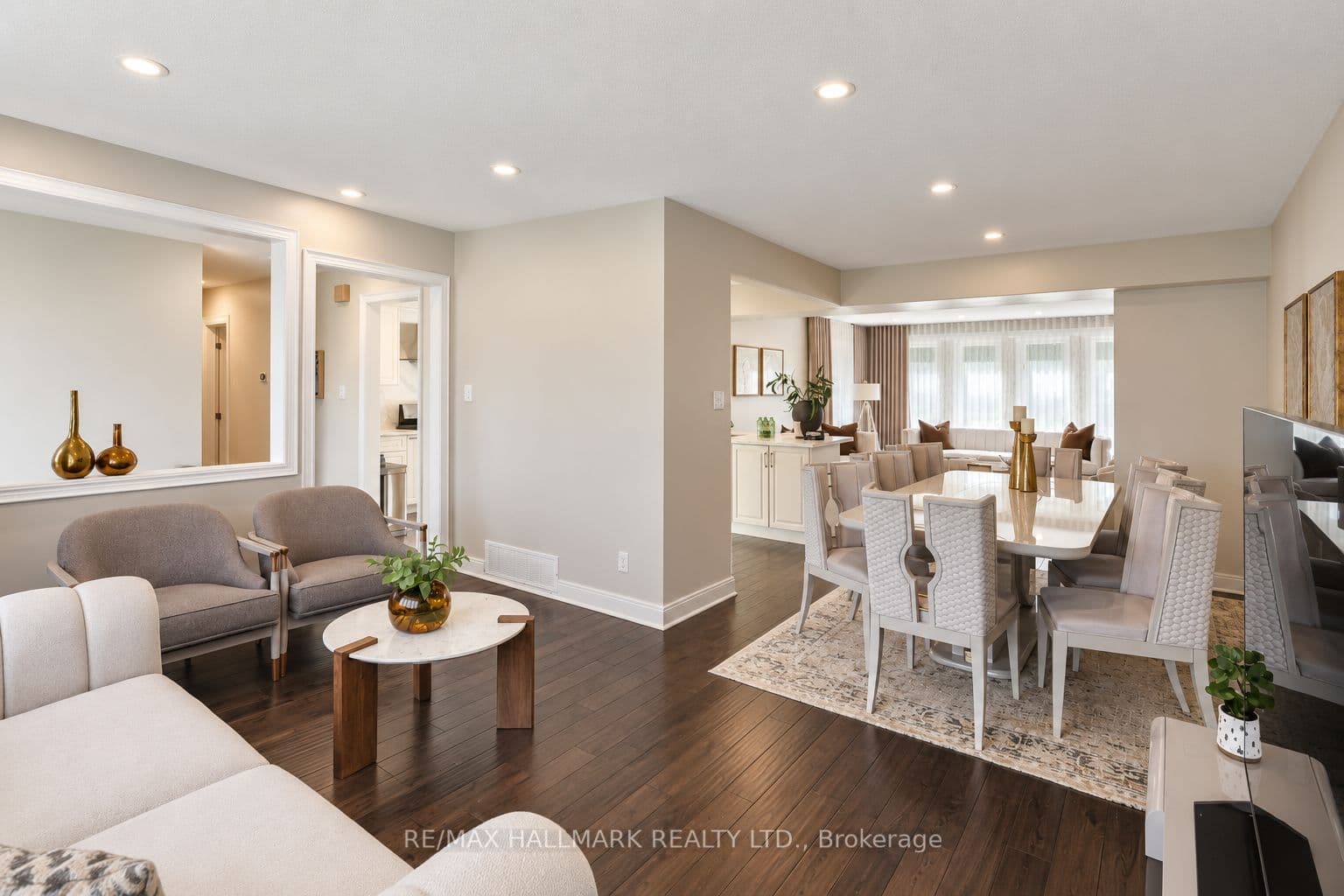 648 Mossbank Court, Newmarket, ON L3Y 3B1
