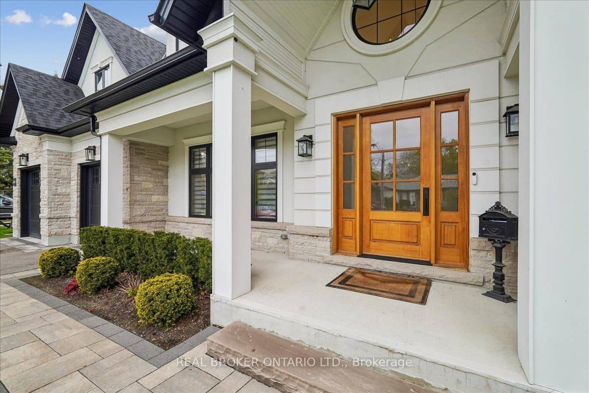 1445 Skyline Drive, Mississauga, ON L5E 2W3