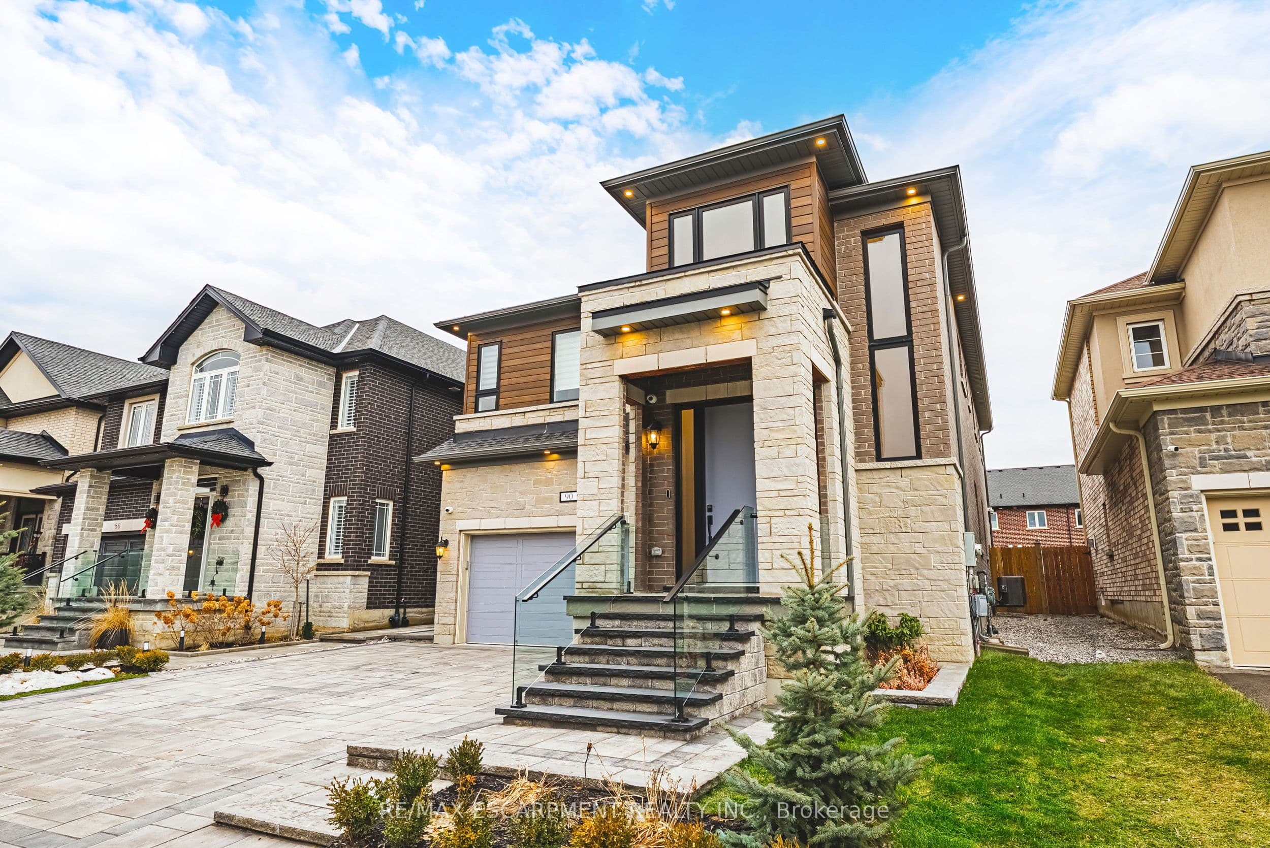 90 Robertson Road, Hamilton, ON L9K 0H8