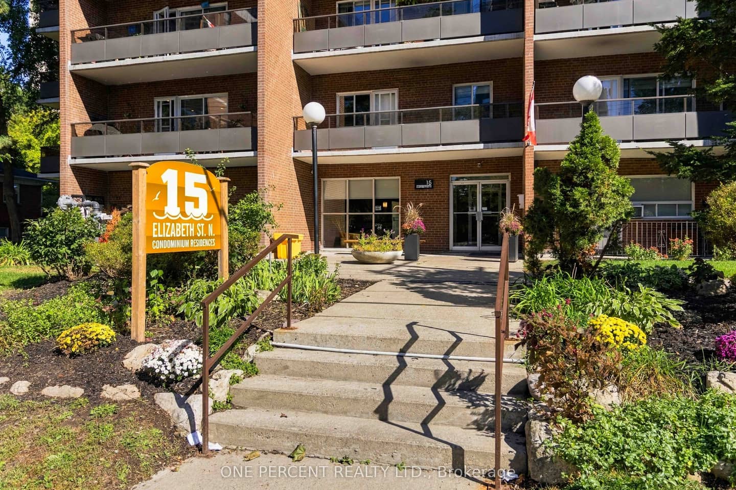 15 Elizabeth Street N 904, Mississauga, ON L5G 2Z3
