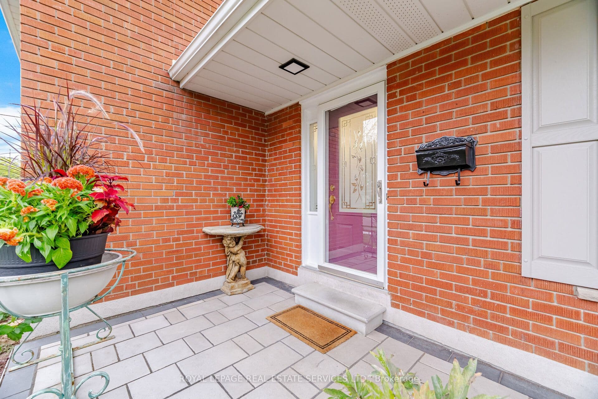726 Netherton Crescent, Mississauga, ON L4Y 2M4