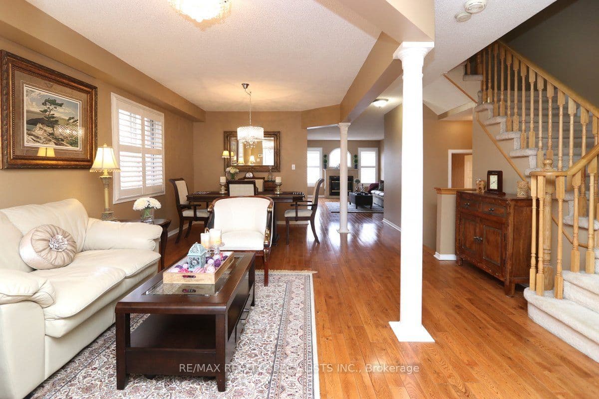 5817 QUESTMAN Hollow, Mississauga, ON L5M 6N8