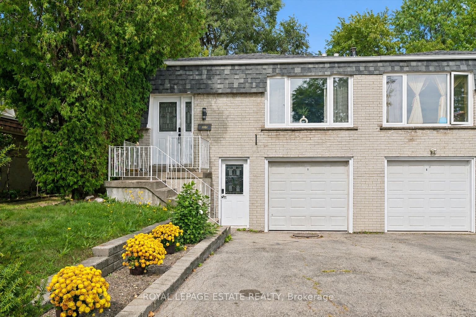 3325 Strabane Drive, Mississauga, ON L5C 1W9