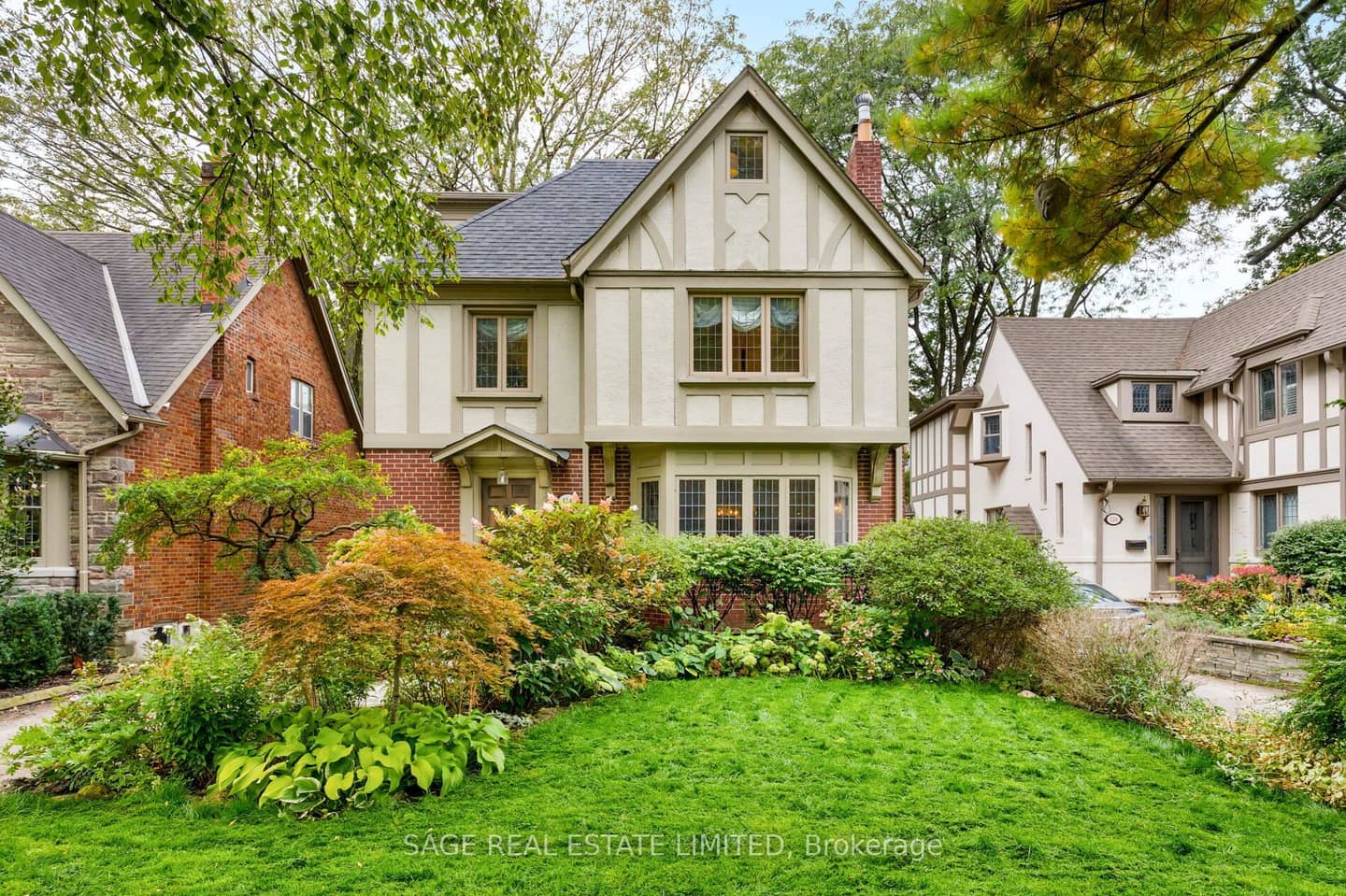 124 Brentwood Road N, Toronto, ON M8X 2C6