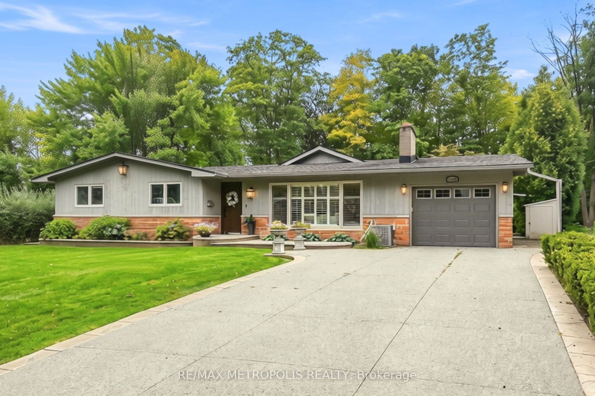 1228 Elgin Crescent, Oakville, ON L6H 2J7