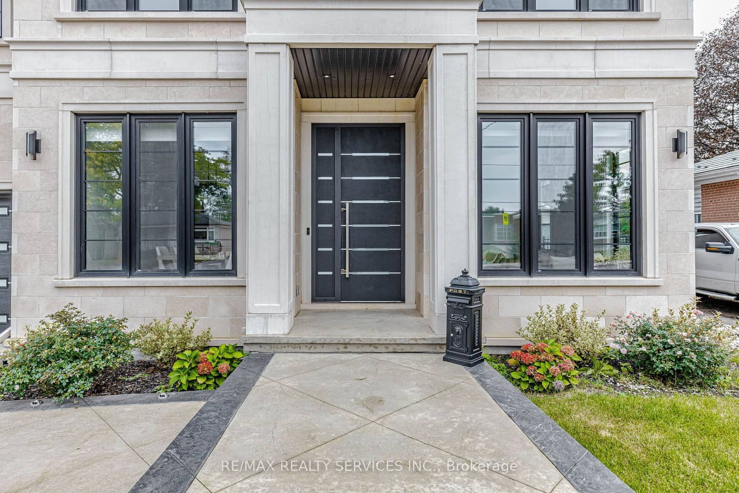 94 Vista Boulevard, Mississauga, ON L5M 1V9