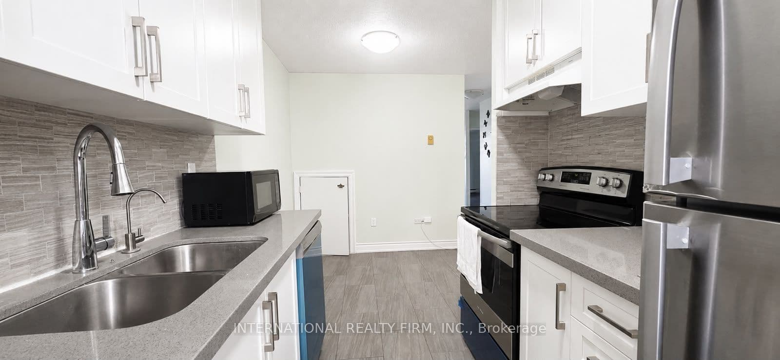 40 Sunny Glen Way 308, Toronto, ON M3C 2Z2